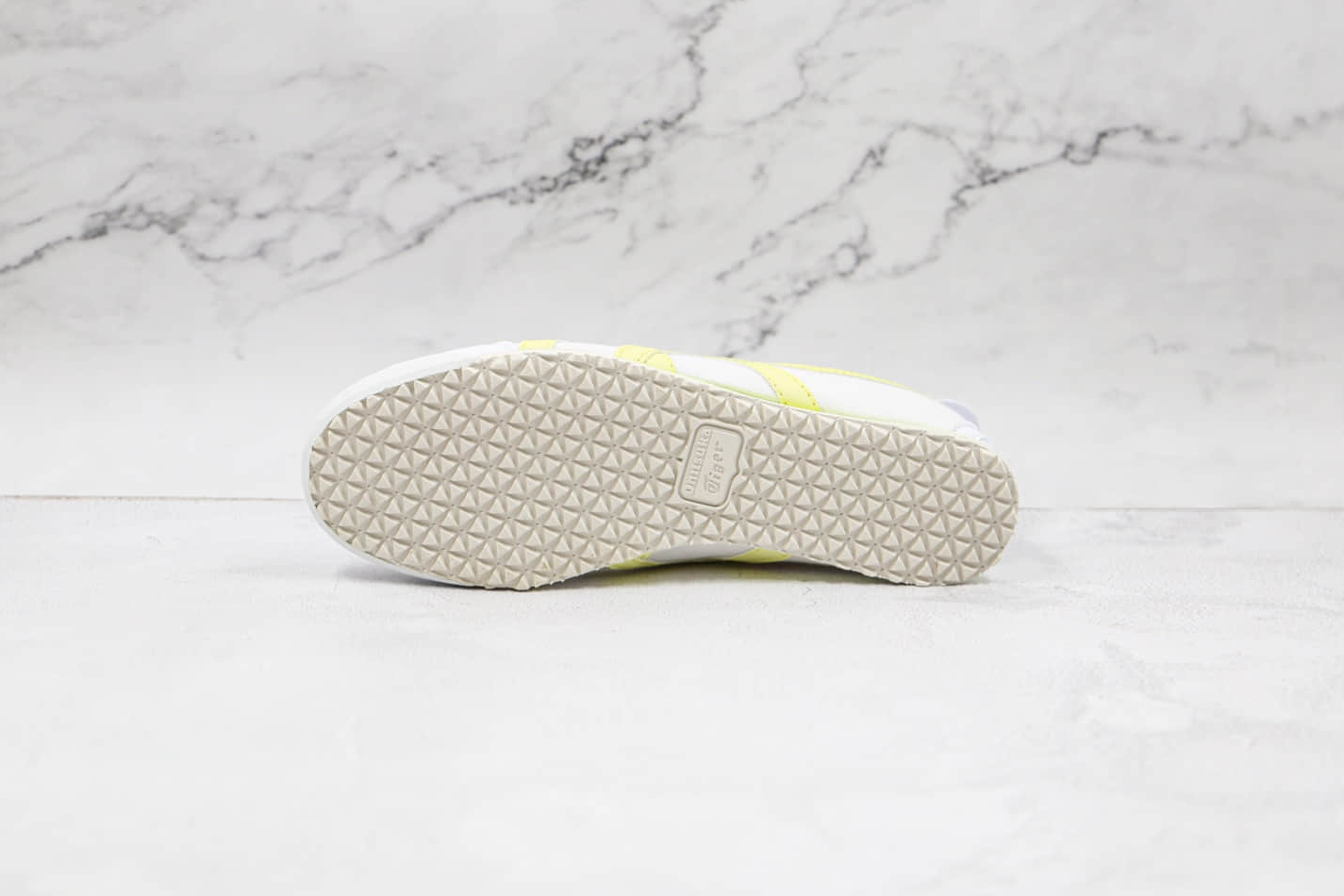 Onitsuka Tiger Mexico66 1183B772-100: Classic Sneaker with Timeless Design Onitsuka Tiger Mexico66 1183B772-100: Classic Sneaker with Timeless Design