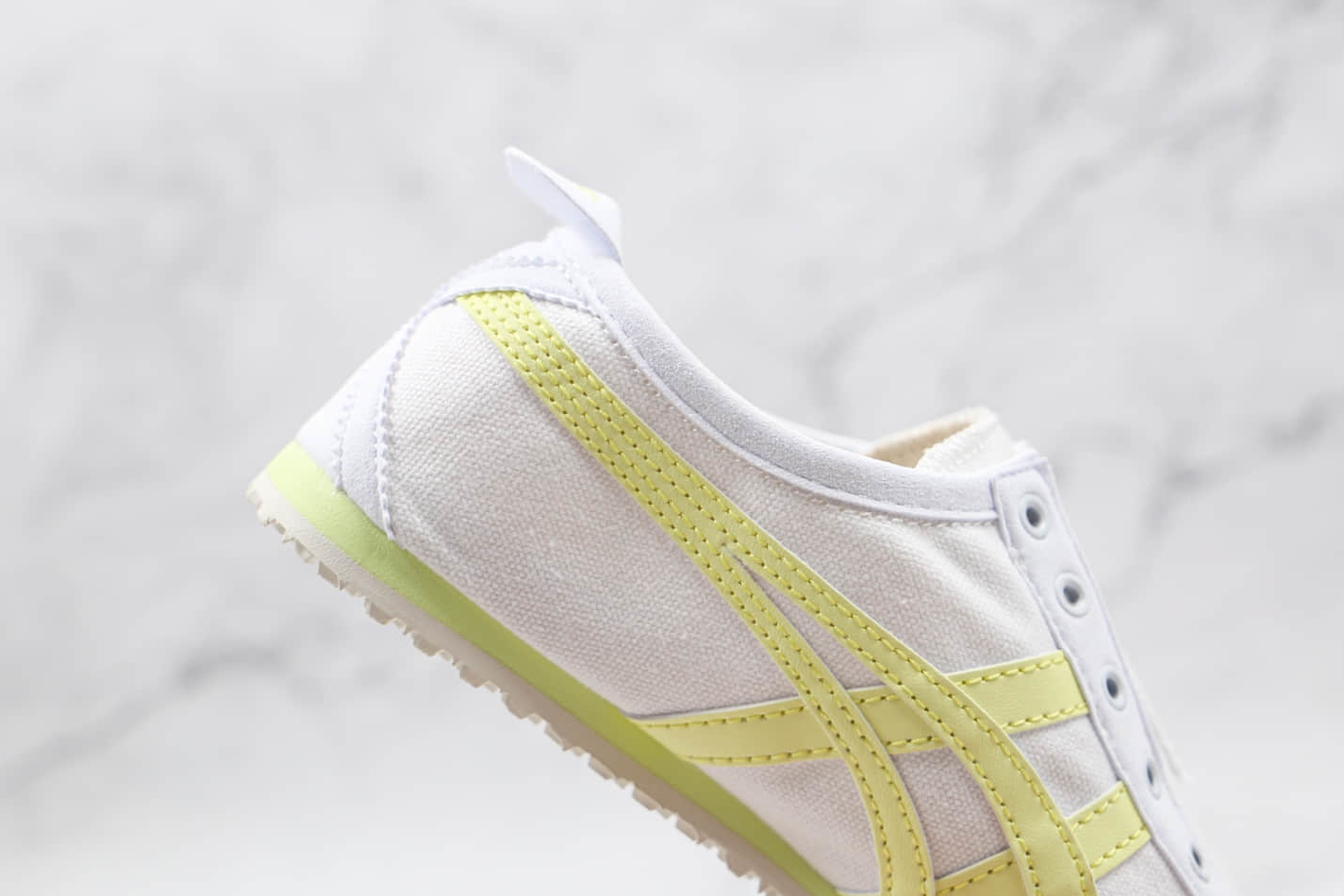 Onitsuka Tiger Mexico66 1183B772-100: Classic Sneaker with Timeless Design Onitsuka Tiger Mexico66 1183B772-100: Classic Sneaker with Timeless Design